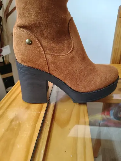 Botas largas de gamuza color marrón con tacón alto - miniatura 5
