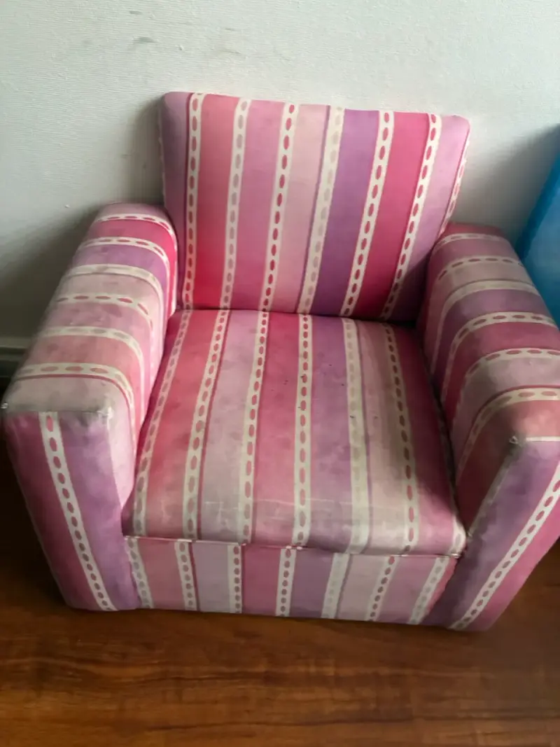 Sillón infantil rayado rosa y blanco - 2