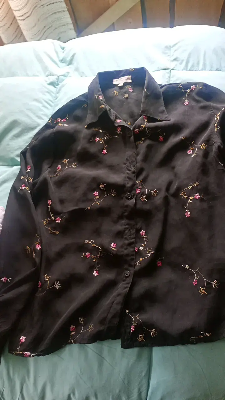 Blusa negra con bordado floral