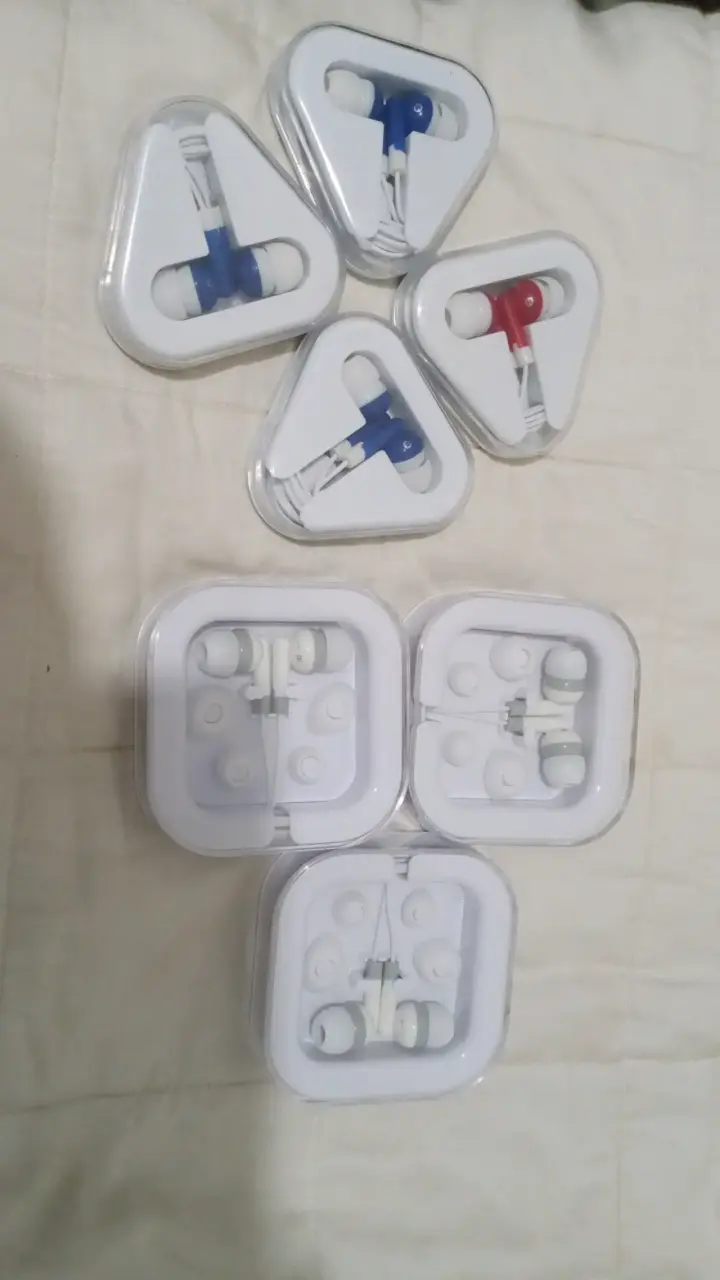 Pack tecnológico con notebook, audífonos y baterías portátiles - 2