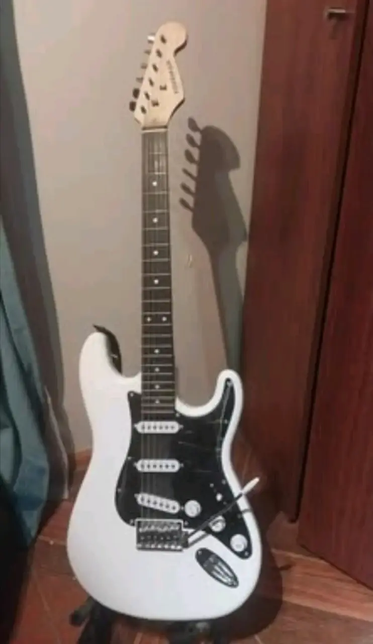 Guitarra eléctrica Freeman blanca con funda - 1