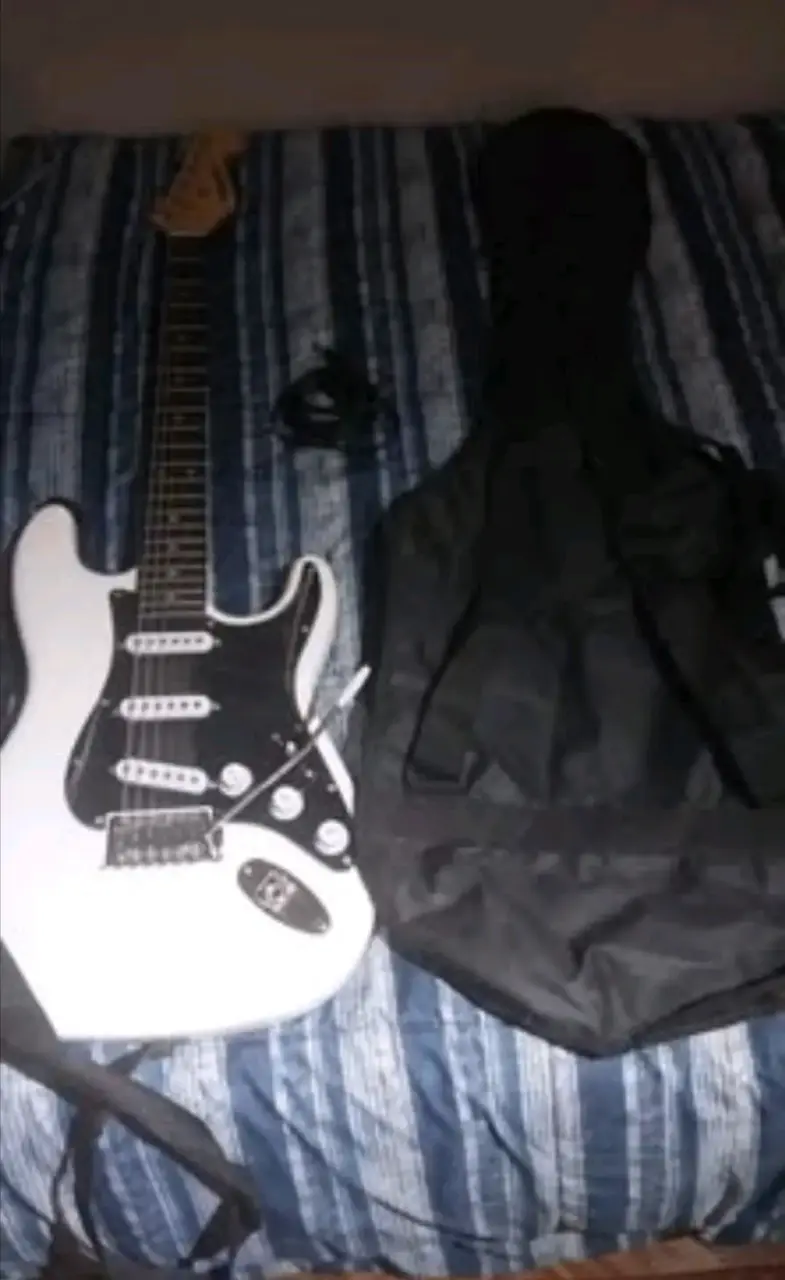 Guitarra eléctrica Freeman blanca con funda - 2
