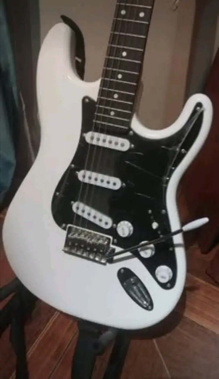 Guitarra eléctrica Freeman blanca con funda - 3