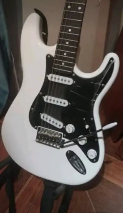 Guitarra eléctrica Freeman blanca con funda - miniatura 3