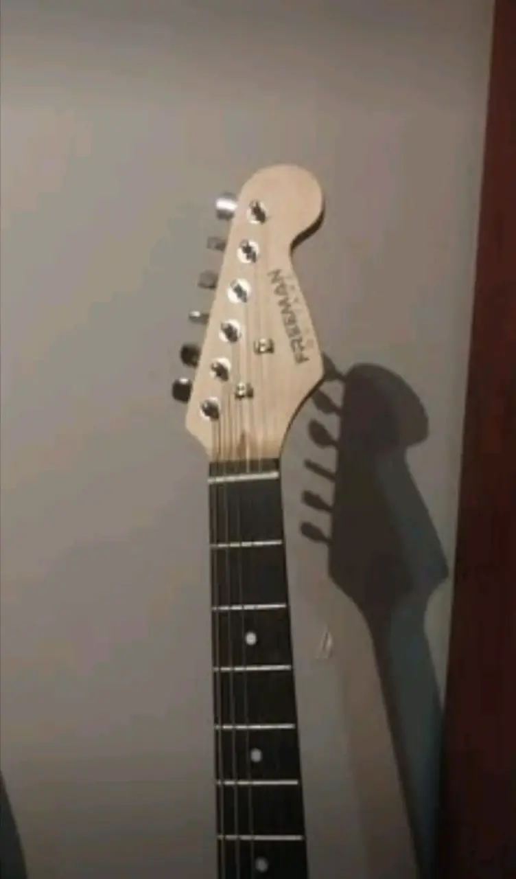 Guitarra eléctrica Freeman blanca con funda - 4