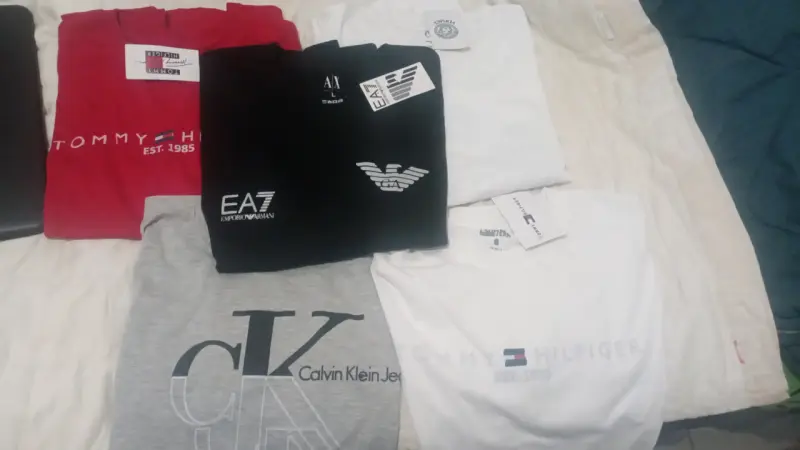 Pack de poleras de marca Tommy Hilfiger, EA7 y Calvin Klein