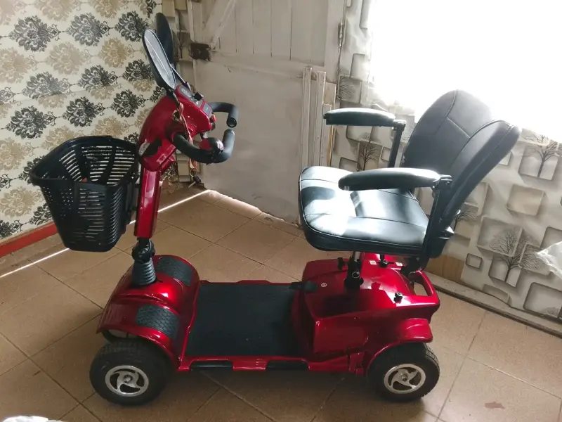 Scooter eléctrico rojo para movilidad reducida - 2