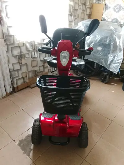 Scooter eléctrico rojo para movilidad reducida - miniatura 3