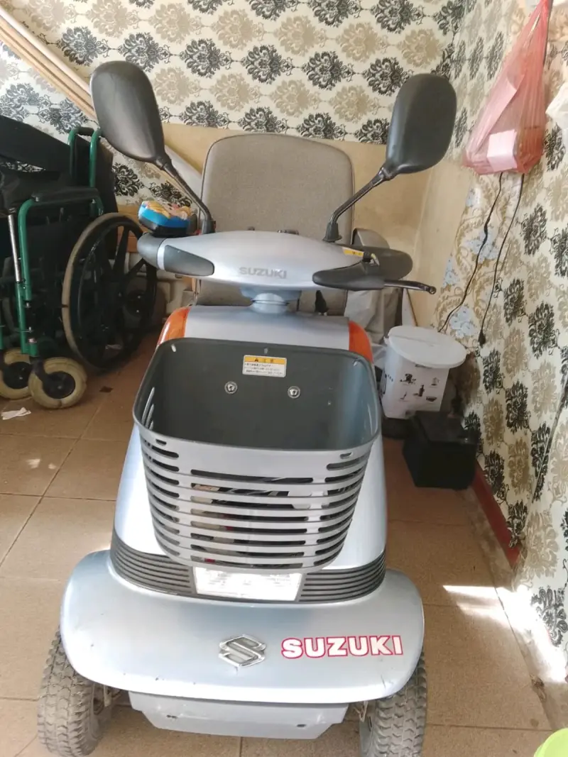 Scooter eléctrico rojo para movilidad reducida - 4