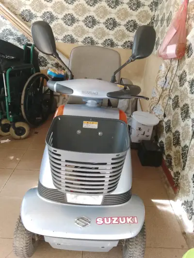 Scooter eléctrico rojo para movilidad reducida - miniatura 4
