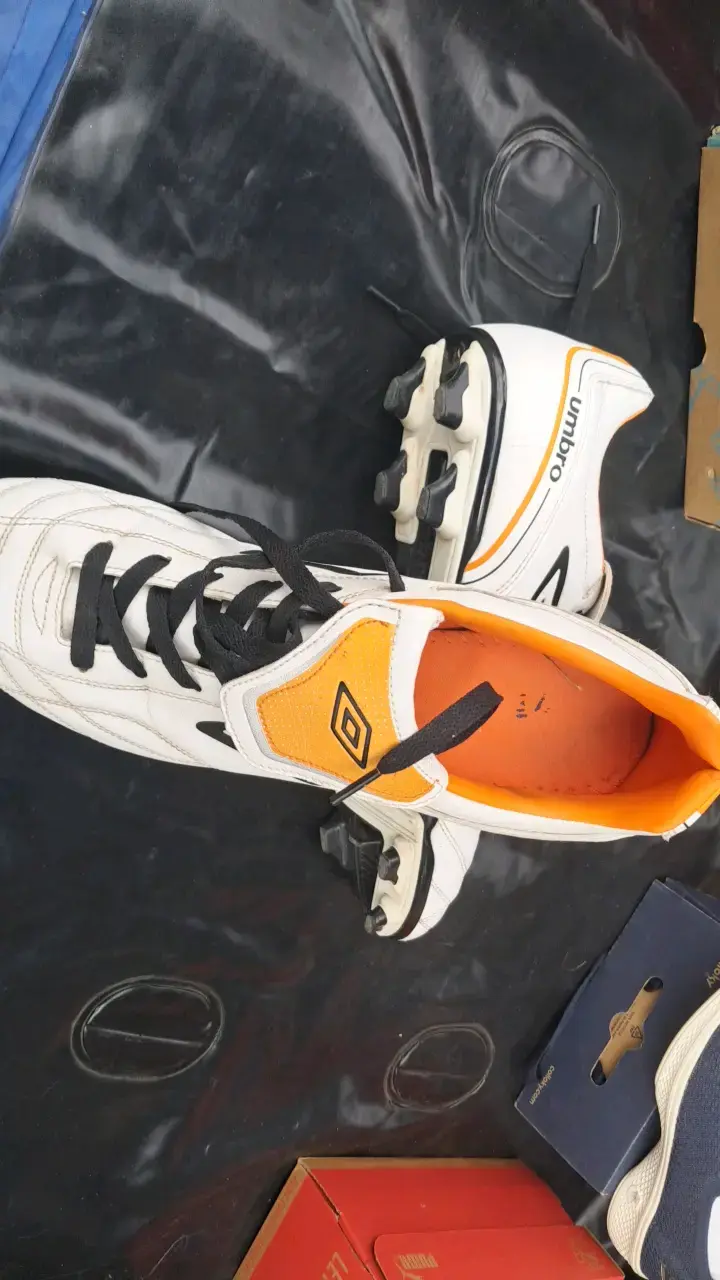 Zapatos de fútbol Umbro blancos con detalles naranjas - 1