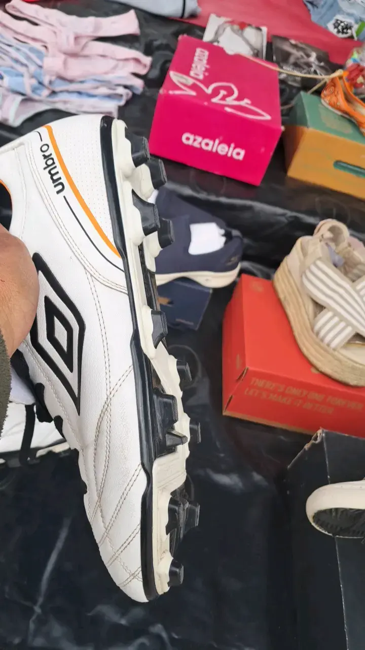 Zapatos de fútbol Umbro blancos con detalles naranjas - 2