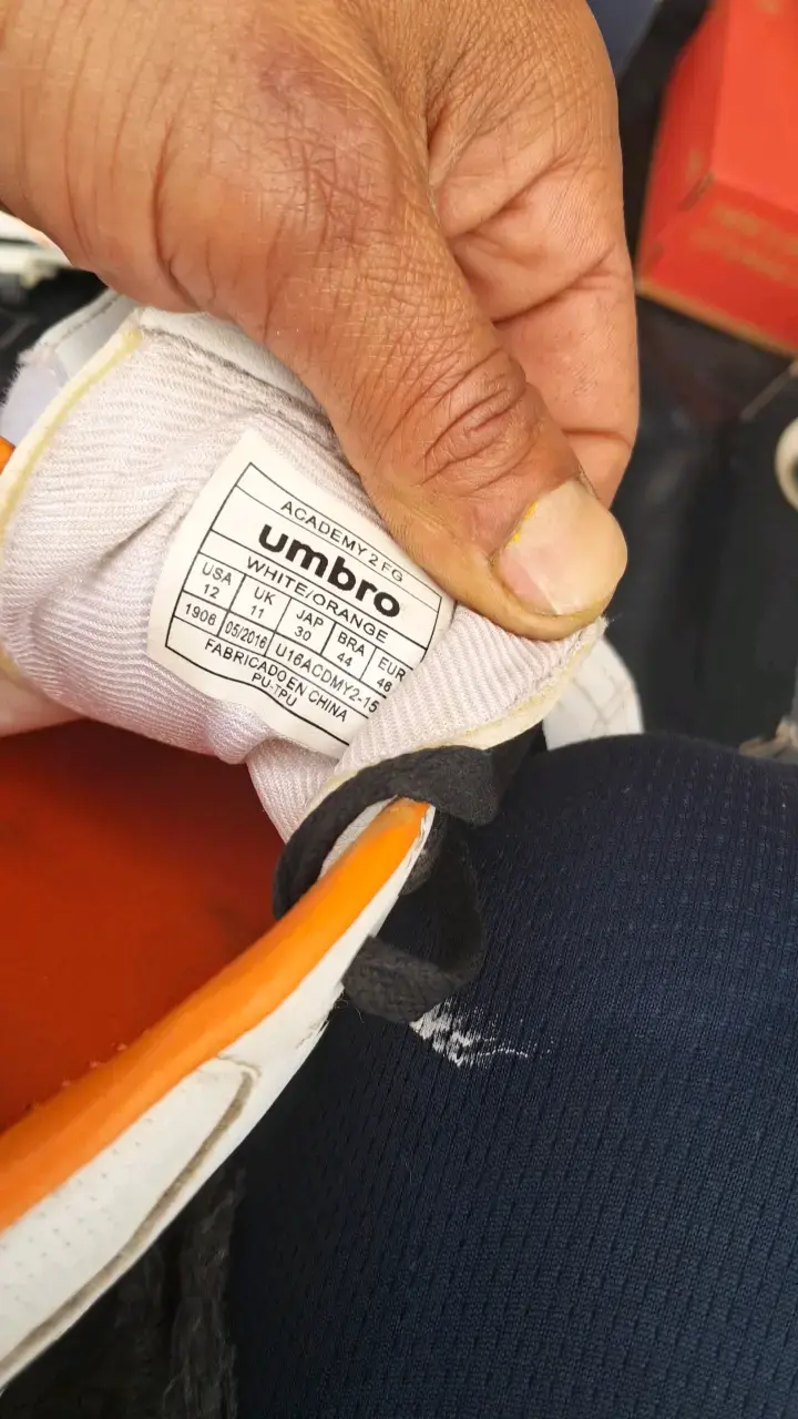 Zapatos de fútbol Umbro blancos con detalles naranjas - 3