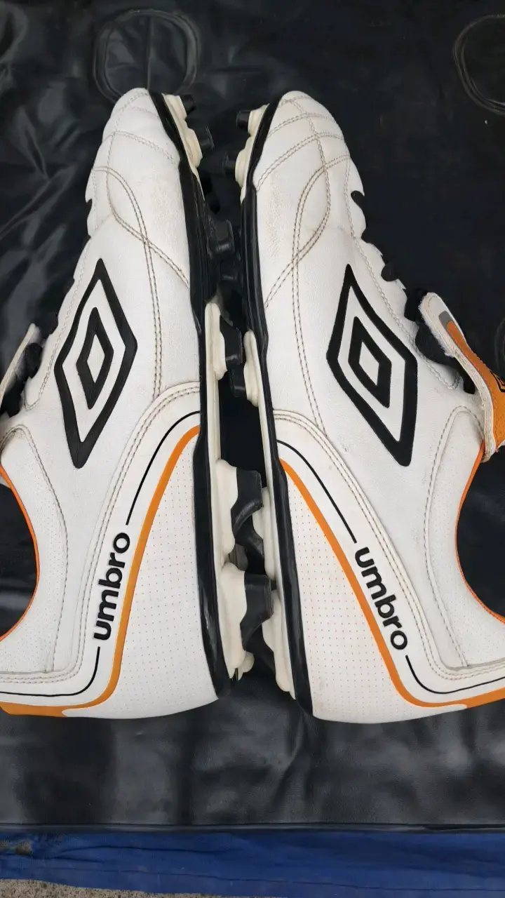 Zapatos de fútbol Umbro blancos con detalles naranjas - 4