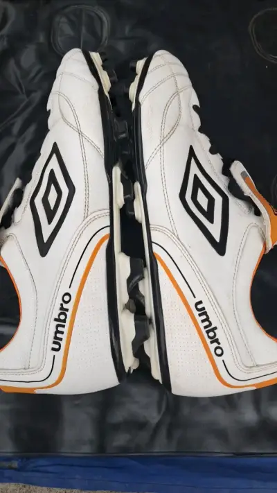 Zapatos de fútbol Umbro blancos con detalles naranjas - miniatura 4