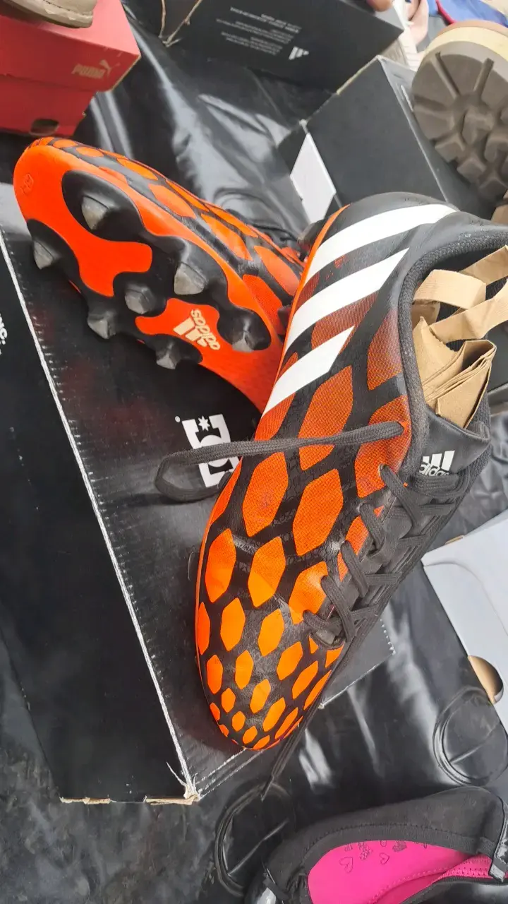 Zapatos de fútbol Umbro blancos con detalles naranjas - 5