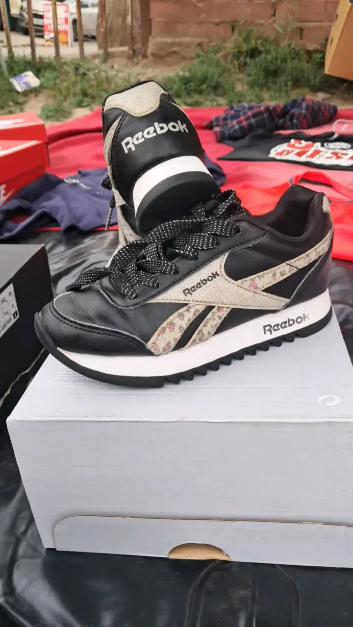 Zapatos de fútbol Umbro blancos con detalles naranjas - 6