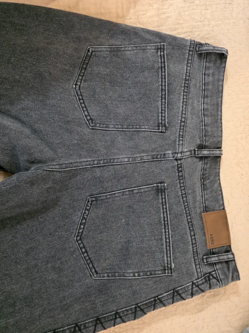 Jeans grises con diseño lateral Aeropostale talla 44 - 4