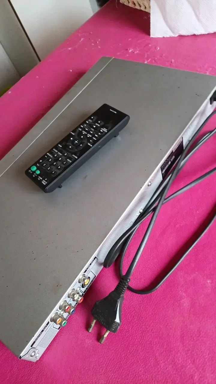 Reproductor de DVD Sony con control remoto - 2