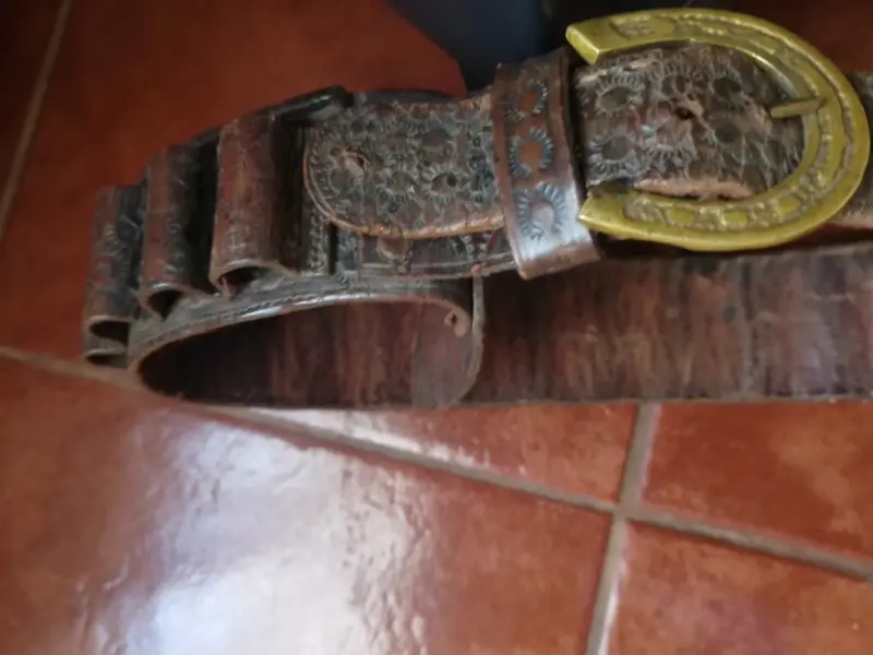 Cinturón de cuero para cartuchos con hebilla dorada - 3