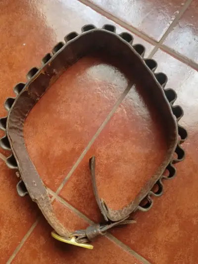 Cinturón de cuero para cartuchos con hebilla dorada - miniatura 4