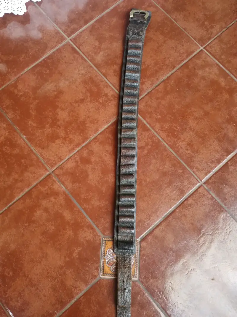 Cinturón de cuero para cartuchos con hebilla dorada - 6