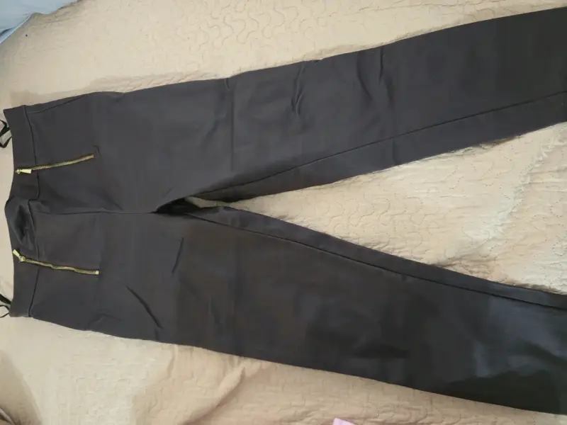 Pantalones cafe con cierres dorados para mujer - 1