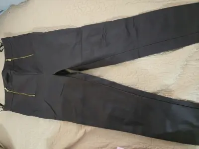 Pantalones cafe con cierres dorados para mujer - miniatura 1