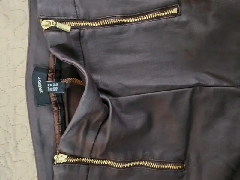 Pantalones cafe con cierres dorados para mujer - 2