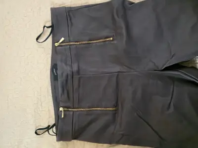 Pantalones cafe con cierres dorados para mujer - miniatura 3