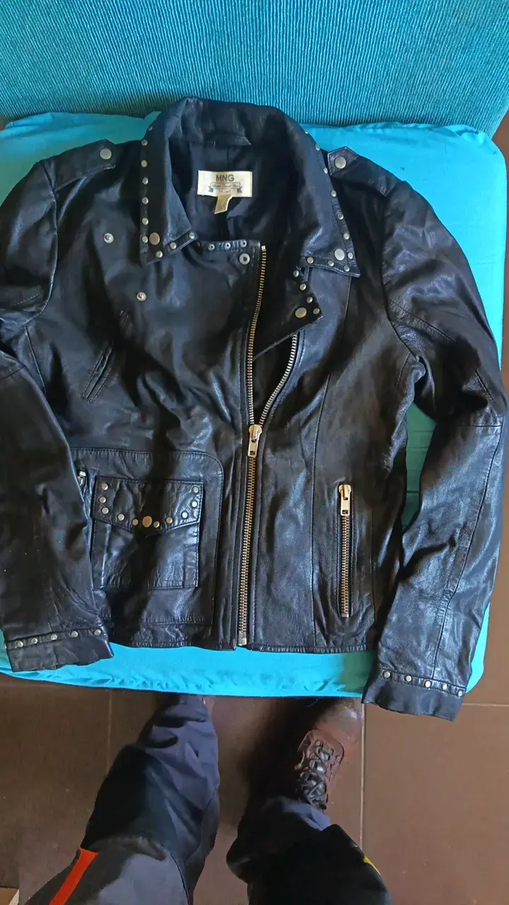 Chaqueta de cuero negra con tachas MNG