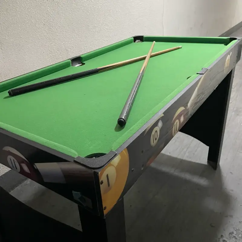 Mesa de billar pequeña con tacos y bolas incluidos - 2