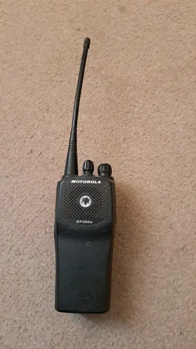 Radio portátil Motorola EP450s en buen estado - miniatura 1