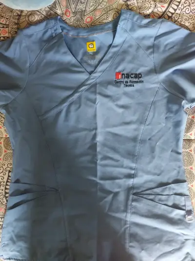 2 Uniformes médicos celestes con logo Inacap - miniatura 1