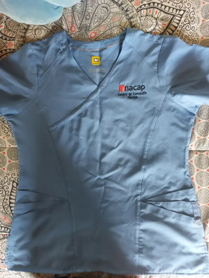 2 Uniformes médicos celestes con logo Inacap - 2