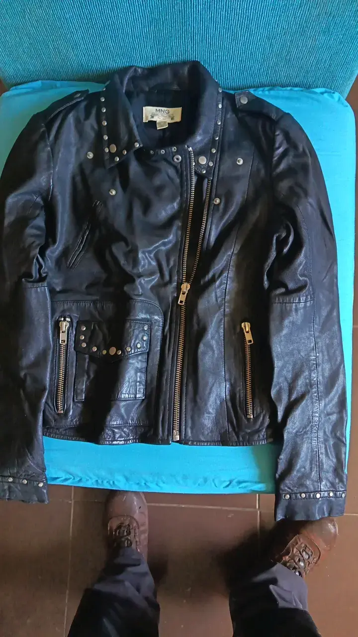 Chaqueta de cuero negra con tachas MNG
