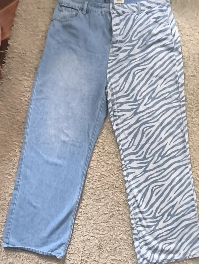 Jeans unisex con diseño de cebra y denim - 1