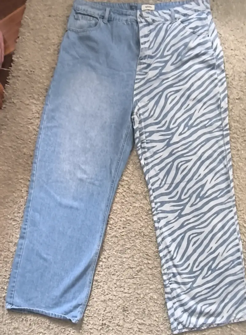 Jeans unisex con diseño de cebra y denim - 2