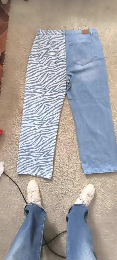 Jeans unisex con diseño de cebra y denim - miniatura 3