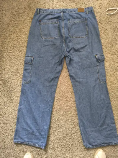 Jeans cargo de mezclilla azul para hombre - miniatura 1
