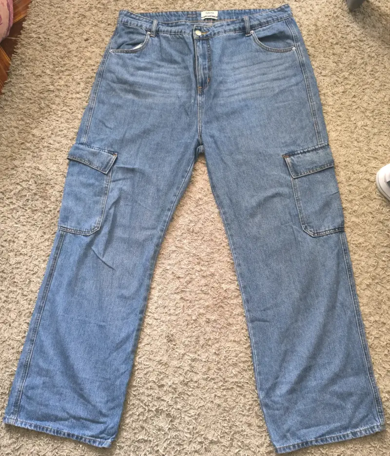 Jeans cargo de mezclilla azul para hombre - 2