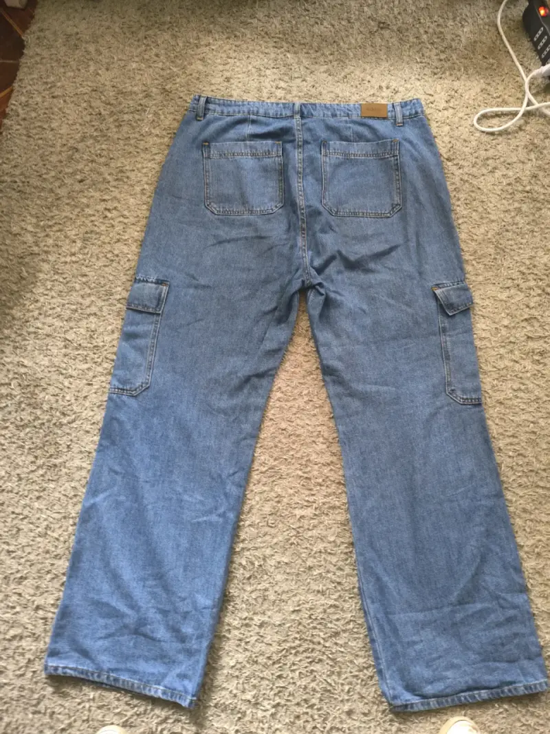 Jeans cargo de mezclilla azul para hombre - 3