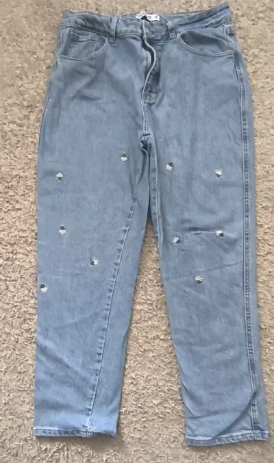 Jeans de mezclilla azul con diseño desgastado - miniatura 1