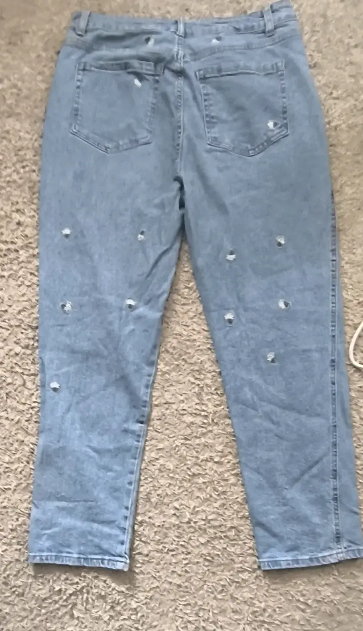 Jeans de mezclilla azul con diseño desgastado - 2