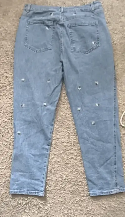 Jeans de mezclilla azul con diseño desgastado - miniatura 2