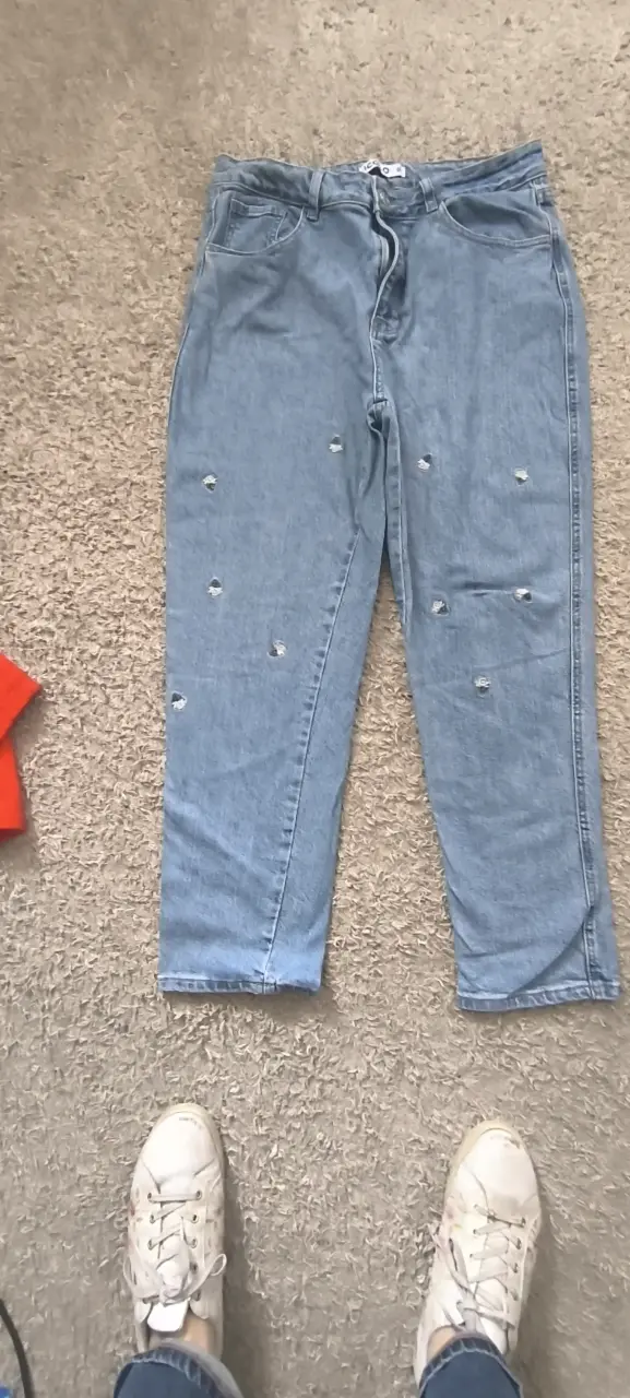 Jeans de mezclilla azul con diseño desgastado - 3