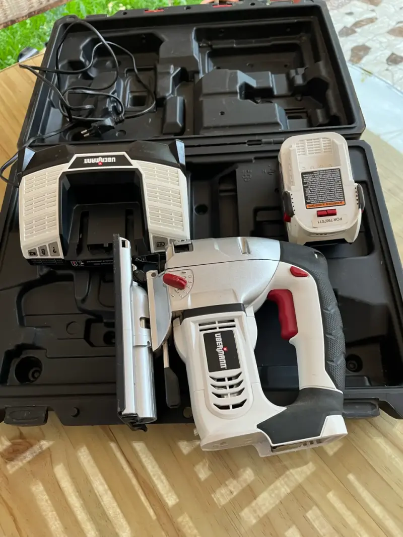 Sierra caladora inalámbrica con batería y cargador - 1