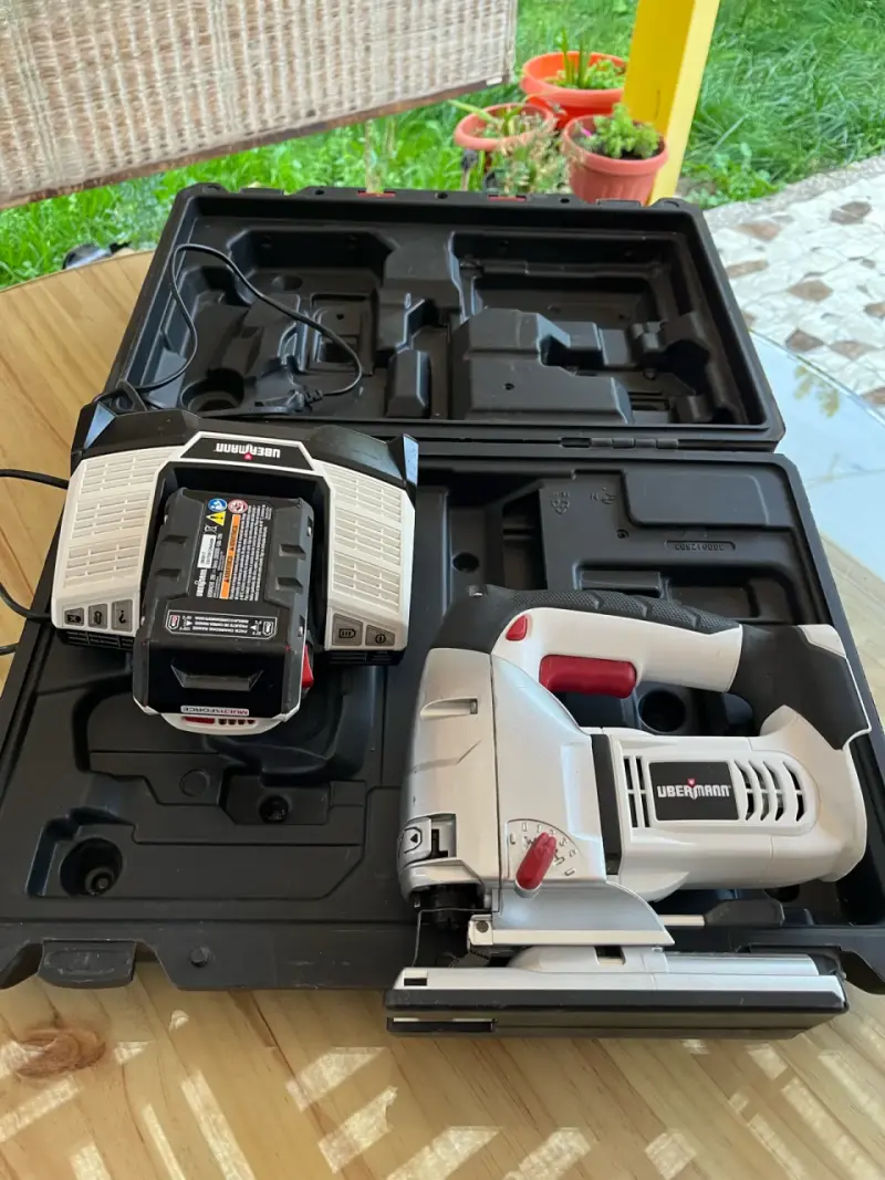 Sierra caladora inalámbrica con batería y cargador - 3