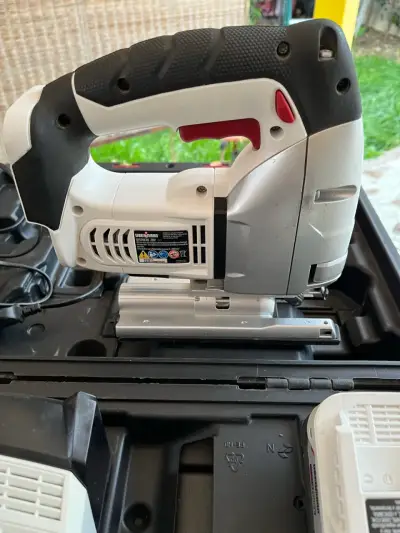 Sierra caladora inalámbrica con batería y cargador - miniatura 5