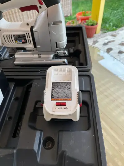 Sierra caladora inalámbrica con batería y cargador - miniatura 6